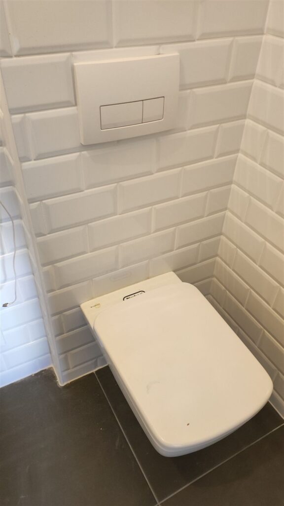 Fali WC beépített tartállyal és nyomólappal