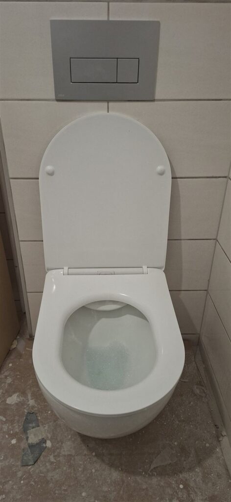 Fali WC csere után, beépített tartály nyomólapja